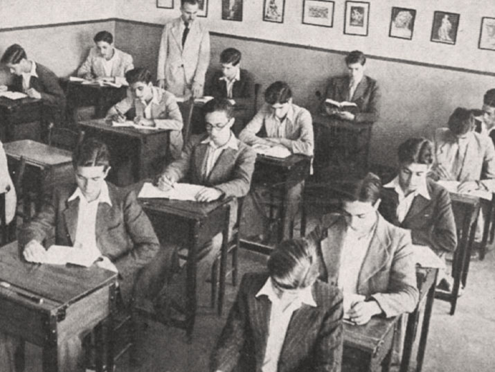 الأستاذ محمد عبد السلام البرغوثي أثناء درس الهندسة. مجلة هنا القدس، 6 كانون الأول 1942